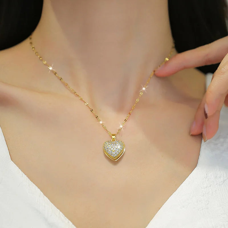 Exquisite Micro-inlaid Heart Pearl Necklace, Fashion and Cute, Light and Luxurious Hollow Stainless Steel Pendant