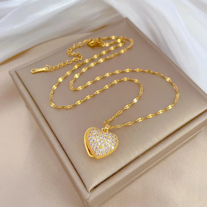 Exquisite Micro-inlaid Heart Pearl Necklace, Fashion and Cute, Light and Luxurious Hollow Stainless Steel Pendant